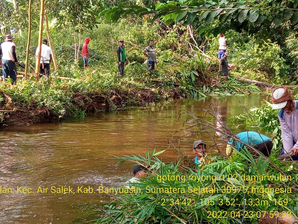 KEGIATAN GOTONG ROYONG BERSAMA ANTARA PEMDES DAN MASYARAKAT DESA